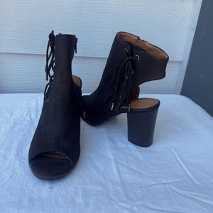 Back lace side zipper heel